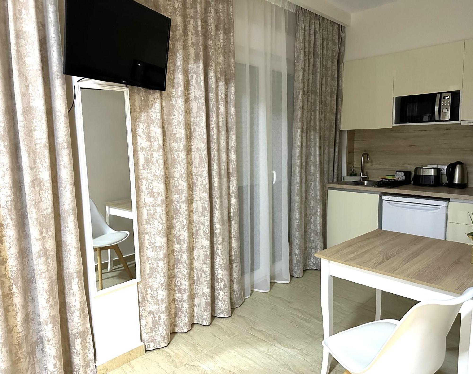 Navarino Luxe Suites Peraia (Thessaloniki) Exterior foto