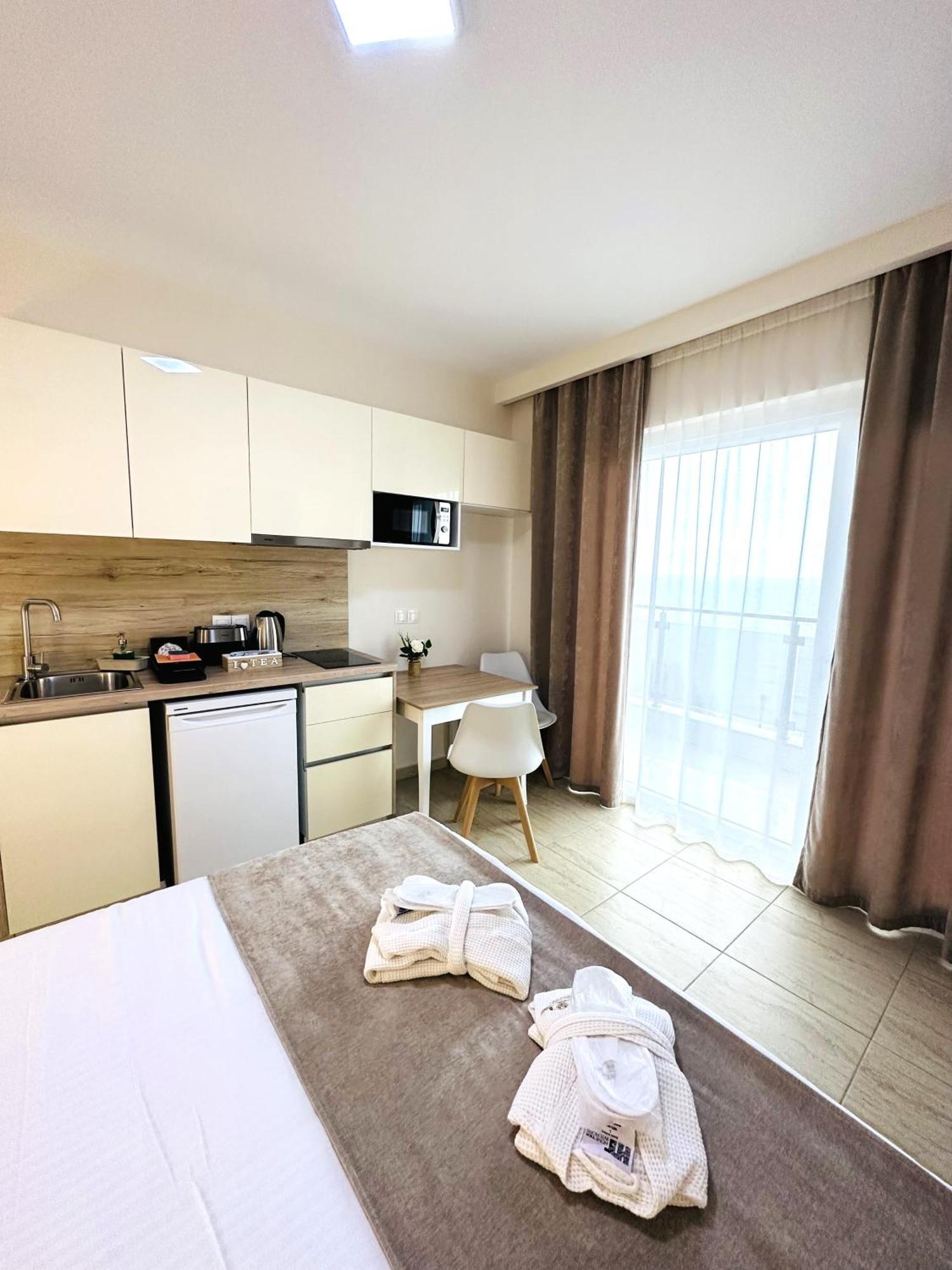 Navarino Luxe Suites Peraia (Thessaloniki) Exterior foto